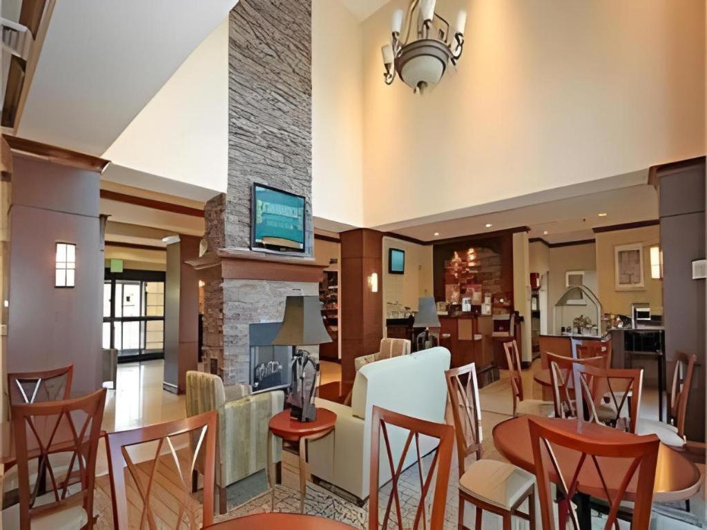 Staybridge Suites Newport News Esterno foto