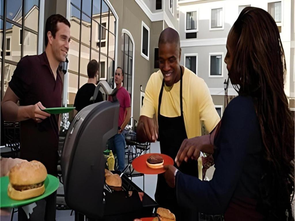 Staybridge Suites Newport News Esterno foto